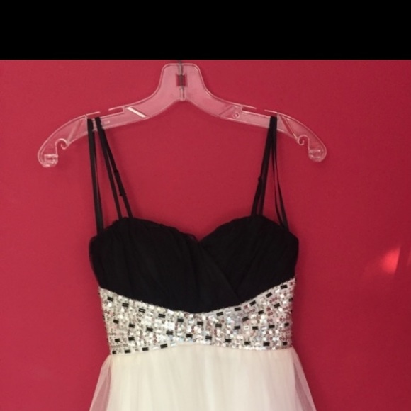 Size 3/4 B Darlin Short Dress worn once. Great for Homecoming - Picture 5 of 8